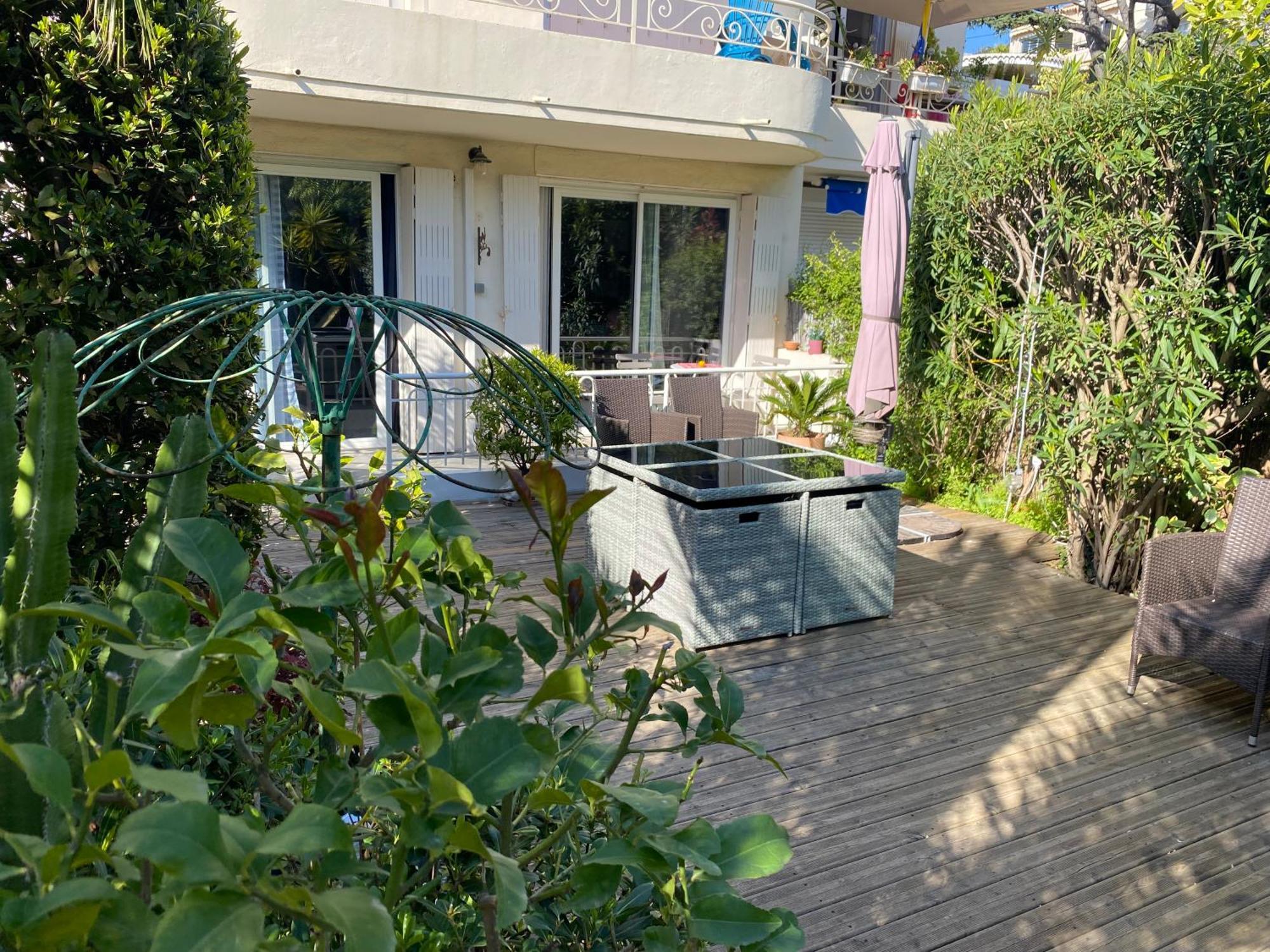 Only 60M To The Beach, 2 Bedroom Cozy Apartment, 80M2 Big Garden, Very Central Канны Номер фото